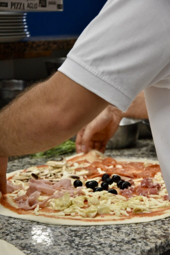 Pizza grande in preparazione