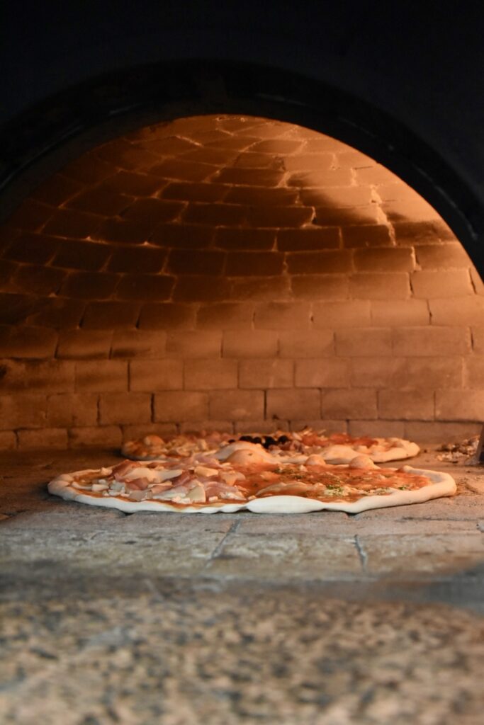 Pizze nel nostro forno a legna