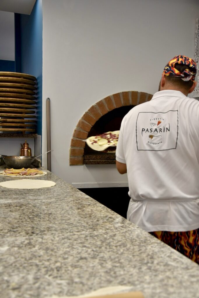 Pizzaiolo inforna la pizza