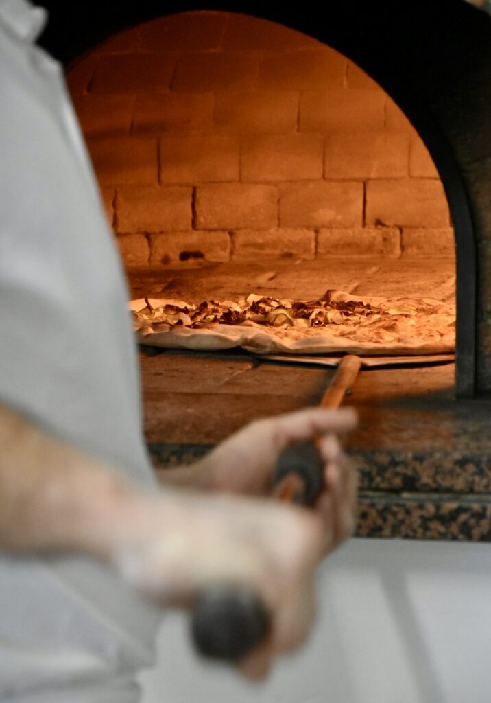 Pizza nel forno a legna