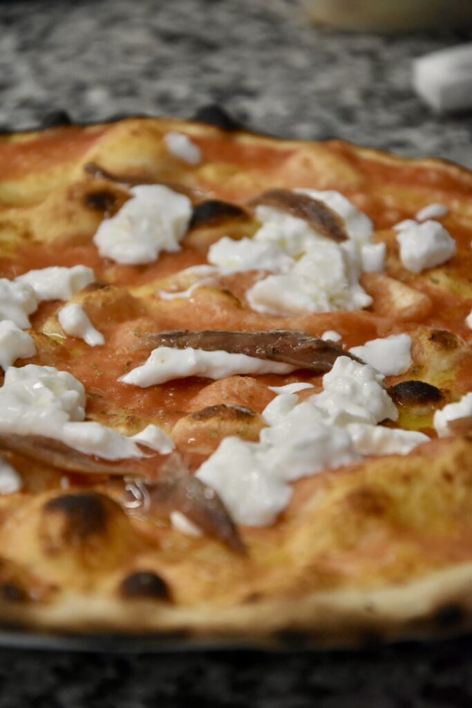 Pizza con mozzarella di bufala e acciughe