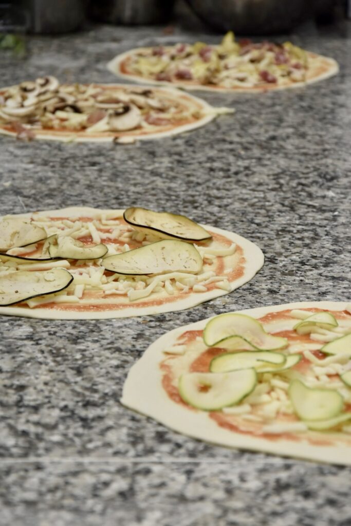 Pizze vegetariane in preparazione