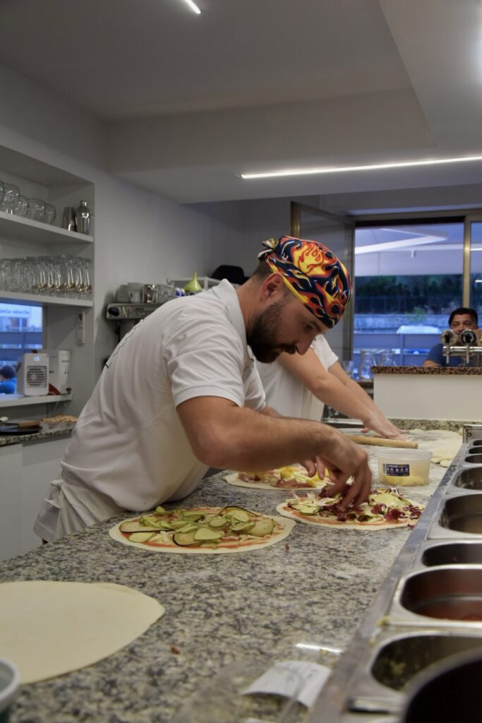 Pizzaioli che preparano la pizza